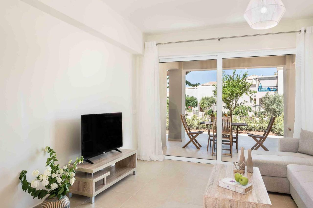 Resitour - Aphrodite Beachfront Pirgos Psilonerou Esterno foto