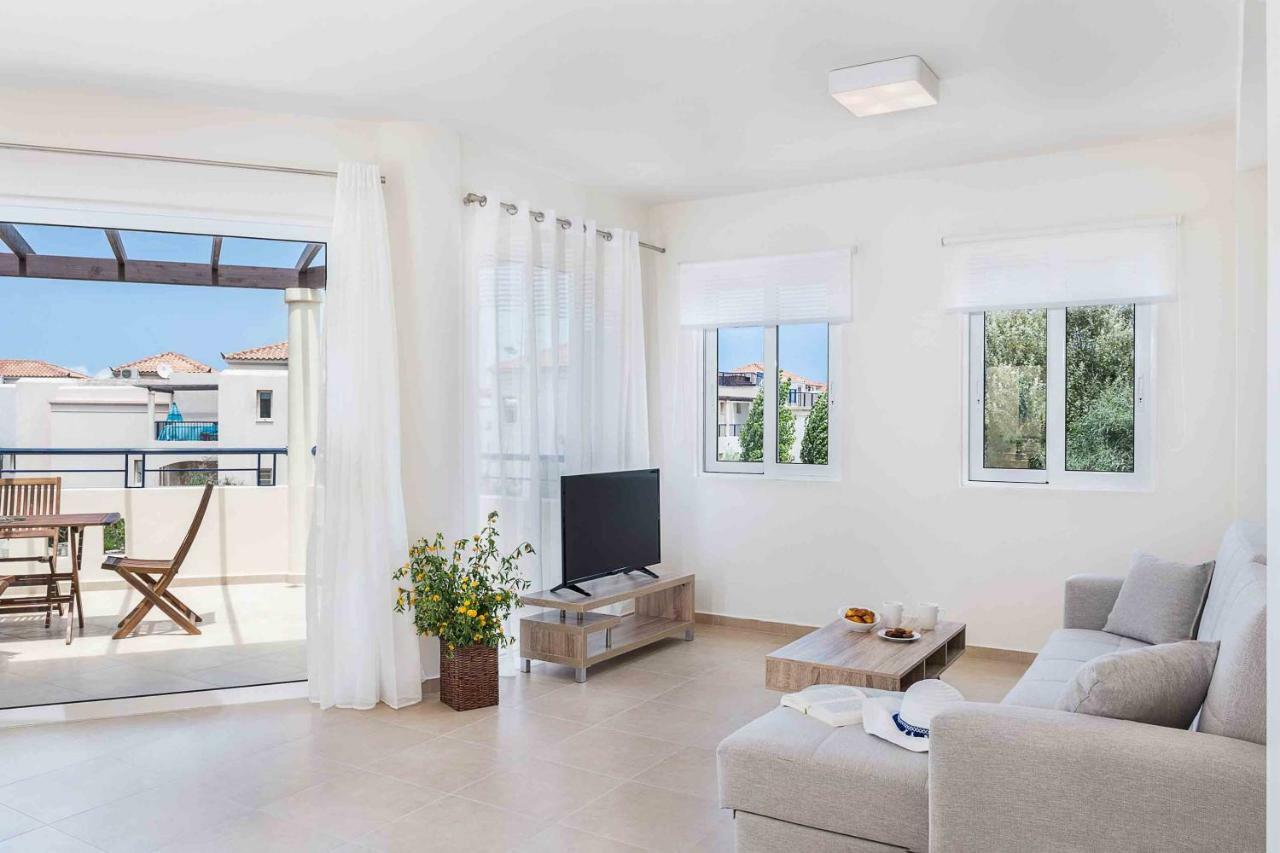 Resitour - Aphrodite Beachfront Pirgos Psilonerou Esterno foto